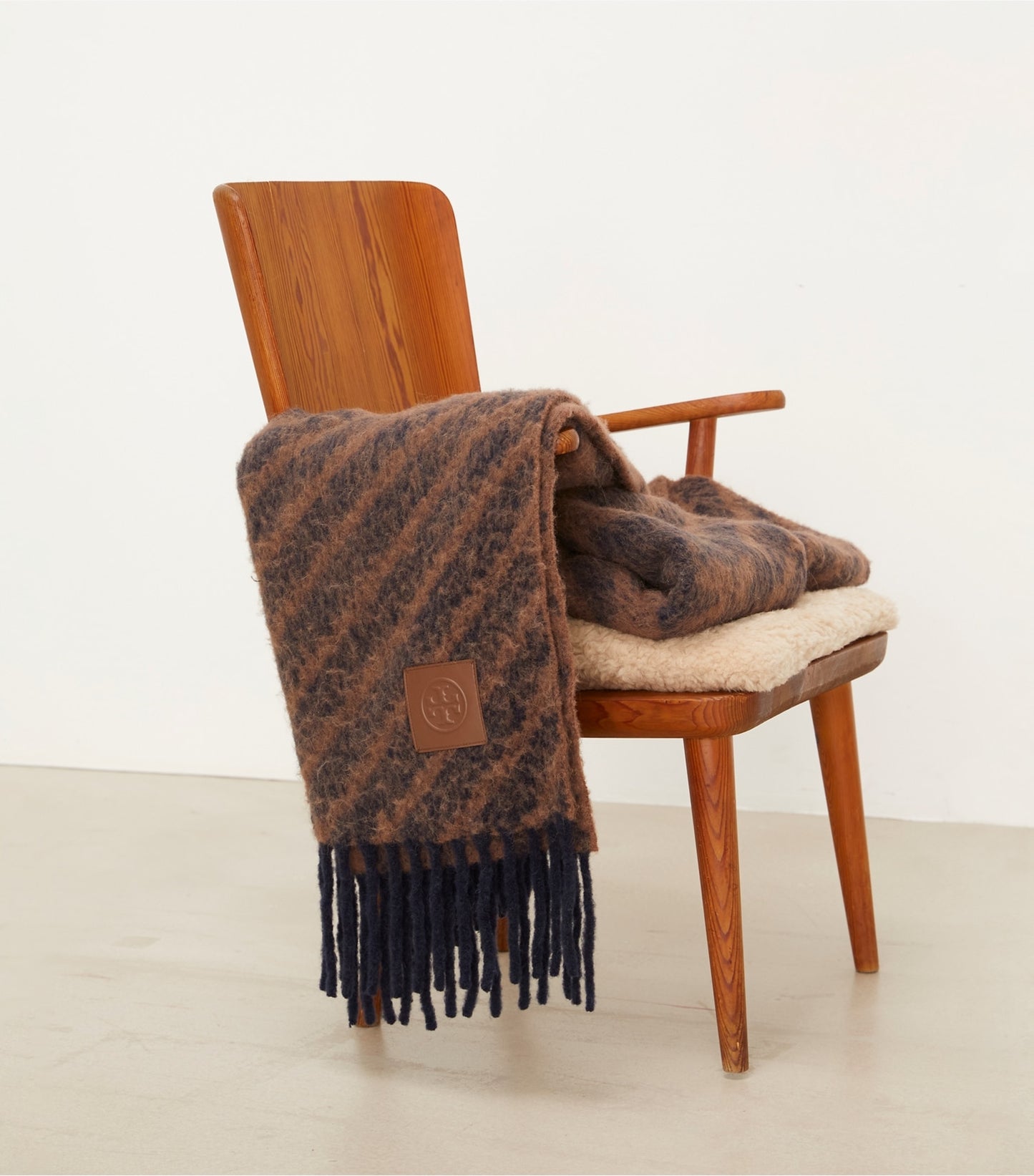 Tory Burch Logo Stripe Bouclé Blanket - Navy / Brown
