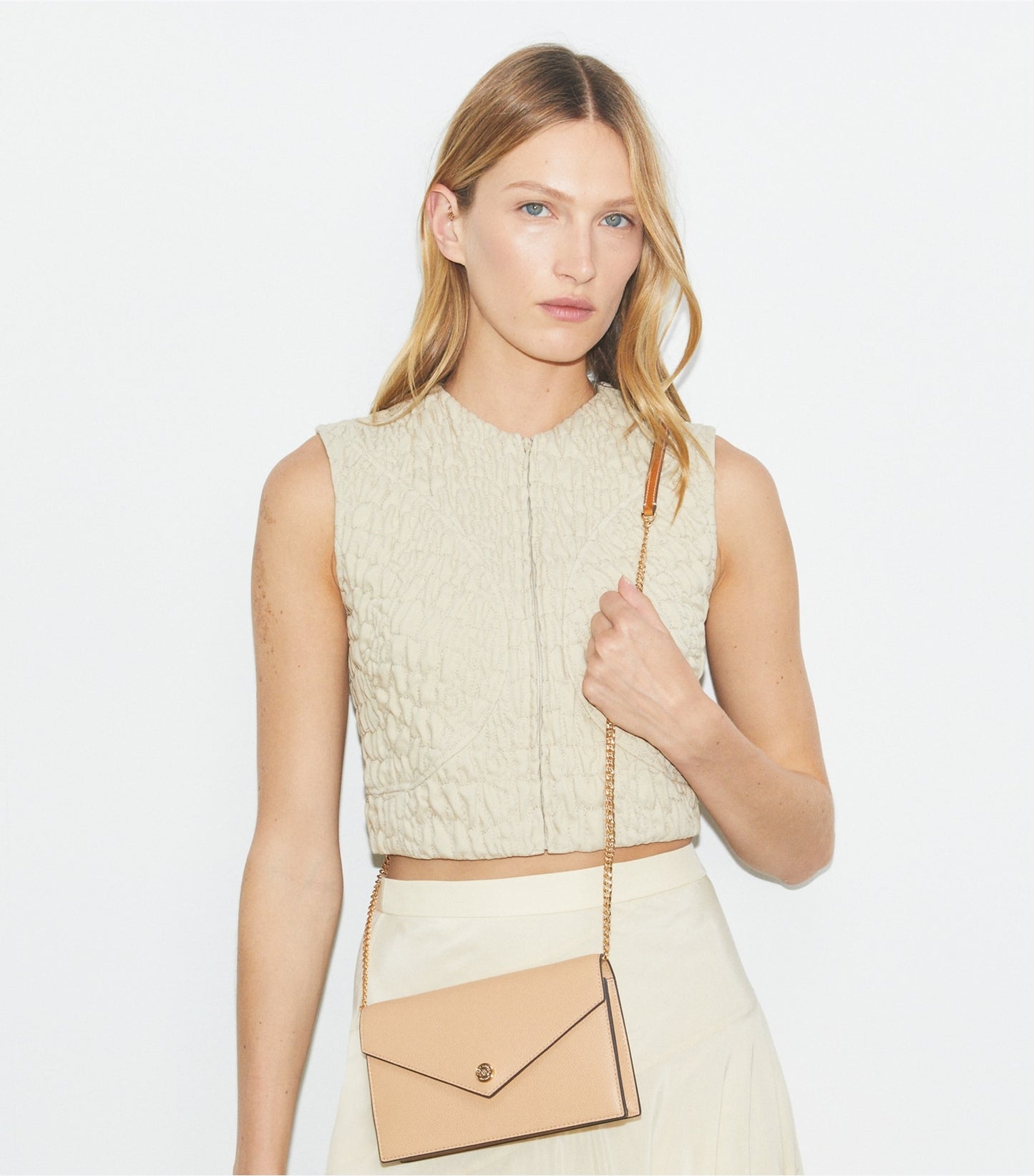 Tory Burch Pebble Envelope Chain Wallet - Biscotti
