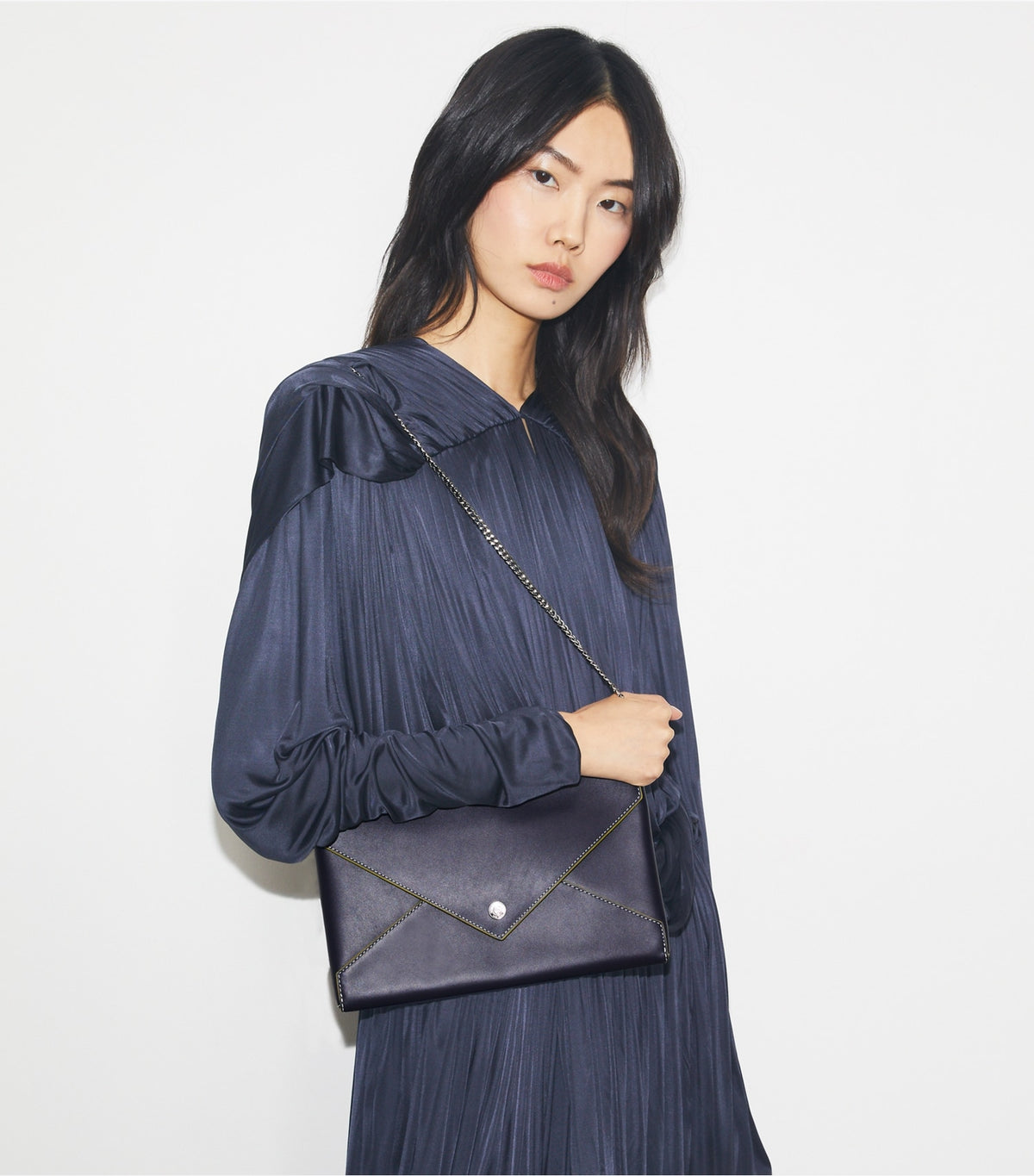 Tory Burch Smooth Leather Envelope Chain Pouch - Midnight