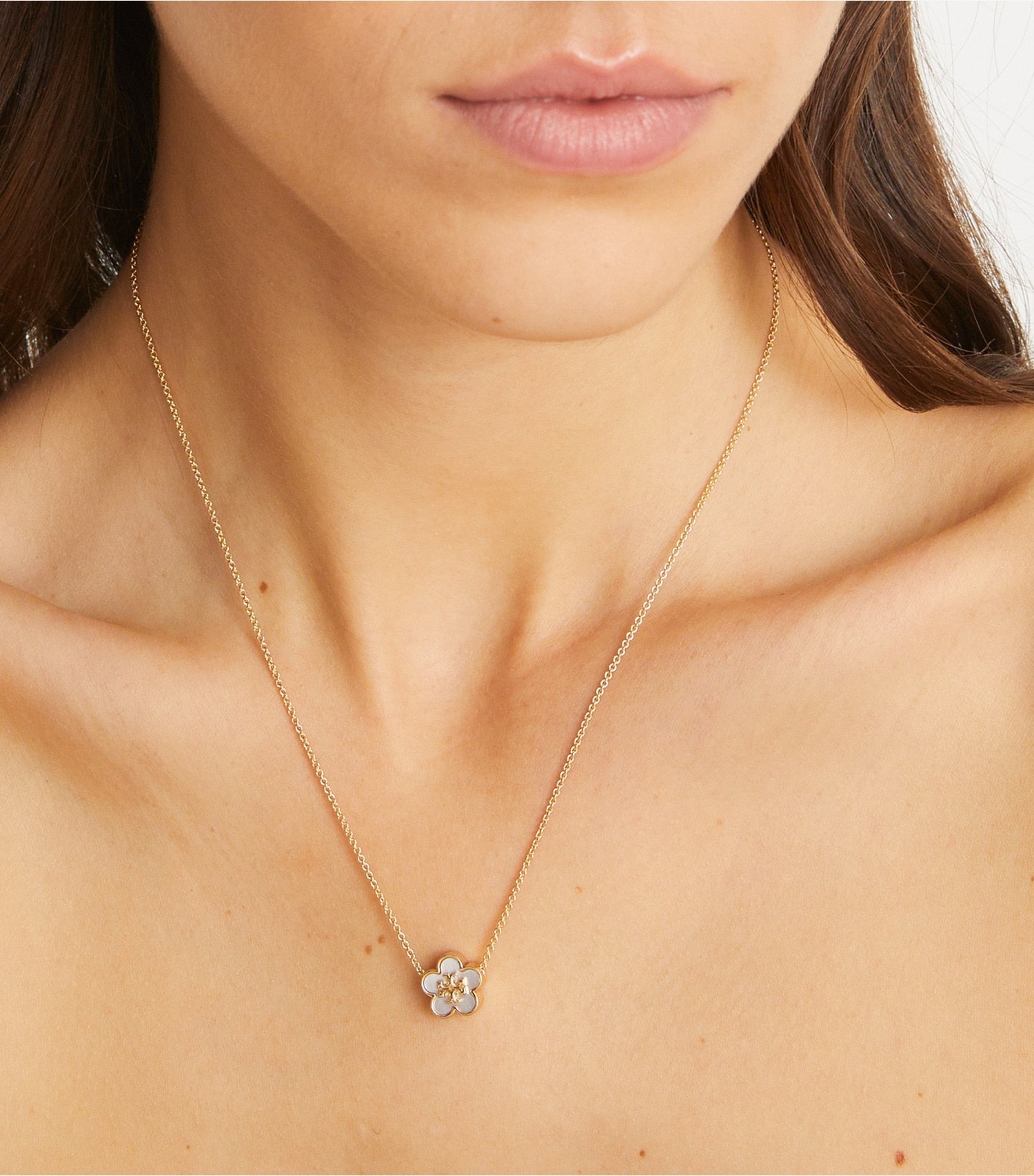 Tory Burch Forget Me Not Pendant Necklace - Tory Gold / Mother Of Pearl